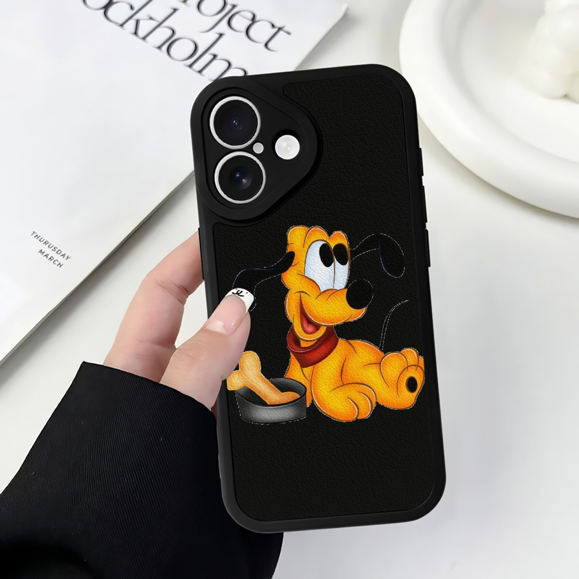 （画像用） ミッキーマウス Mickey Mouse 【iPhone 16シリーズ対応】シリコンスマホケース（レザー調） 材質：シリコン
